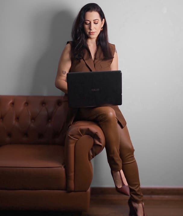 Stéfanny Rezende Campos em ambiente de escritório